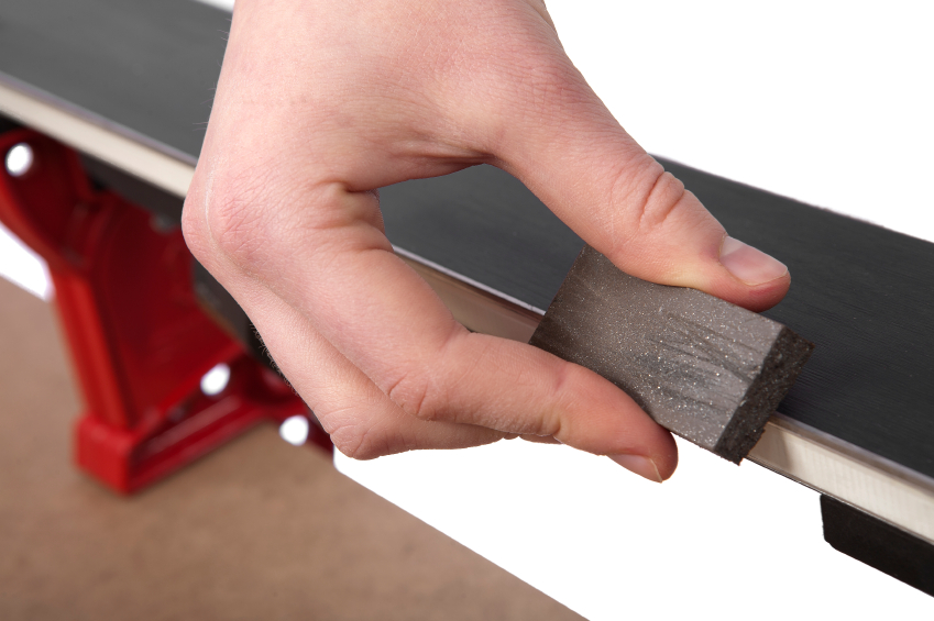 Using rubber abrasive bock on ski edges